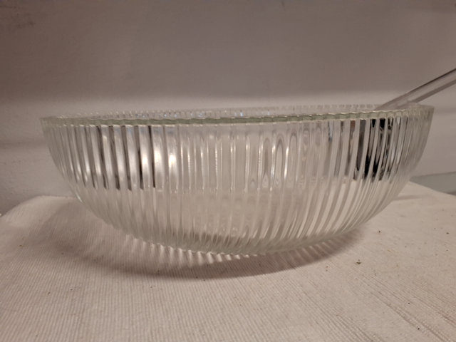 Glasbowle med øseske